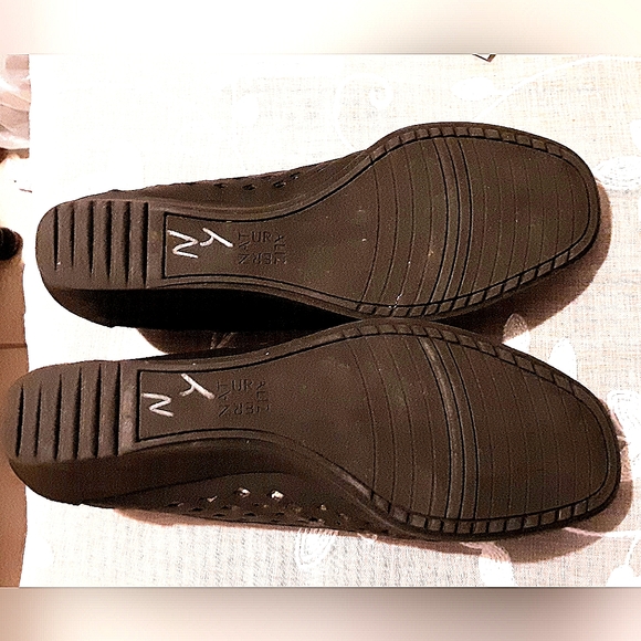 Naturalizer laser cut Leather low Heels Pumps - Picture 3 of 7